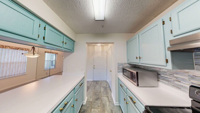 Foto del edificio - Ground Level 3 + 2 Spacious Updated condo