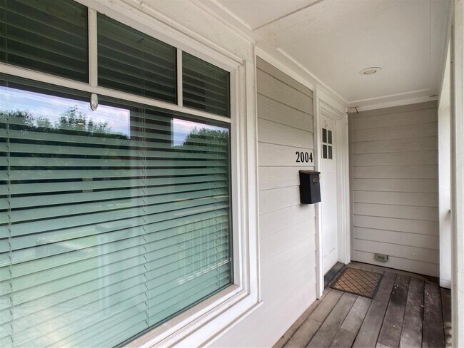 Building Photo - 2004 East Side Dr