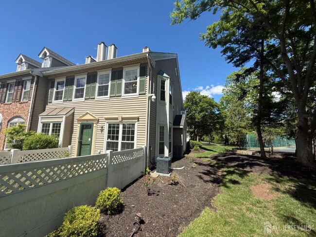 Building Photo - 128 Albury Way