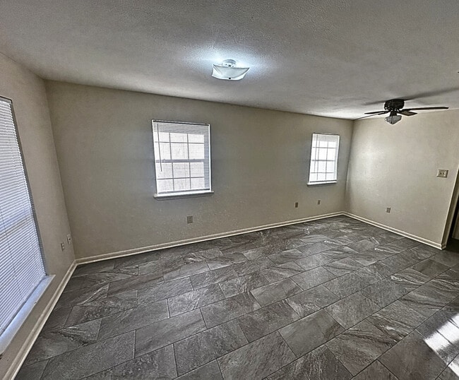 Building Photo - 111 Mallard Dr