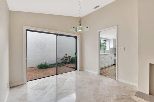 Building Photo - 6725 Lago Vista Ter