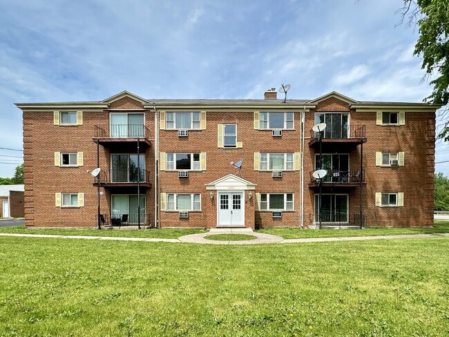 Building Photo - 1004 S River Rd