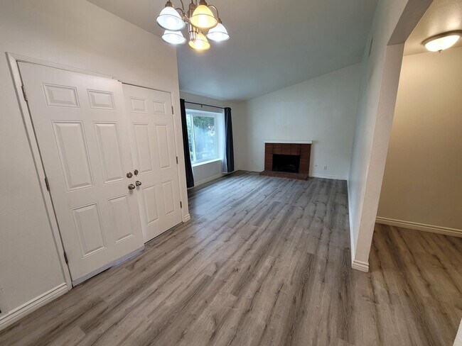 Building Photo - Single-Story 3-Bedroom House in Redlands!