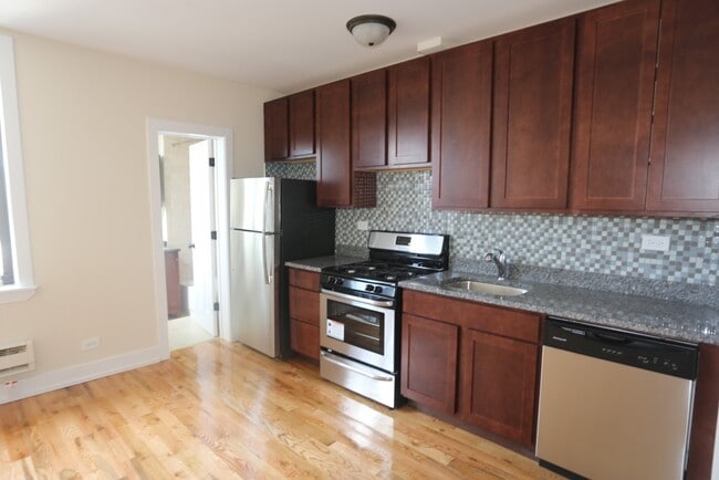 Foto del edificio - 823 W Diversey Pkwy