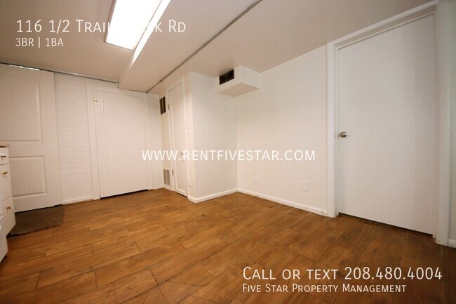 Foto del edificio - 116 1/2 Trail Creek Rd-