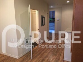 Building Photo - 5490 SE Milwaukie Ave