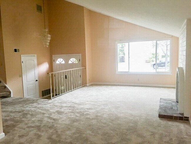 Building Photo - Mission San Jose District- 4 Bedroom 2.5 b...