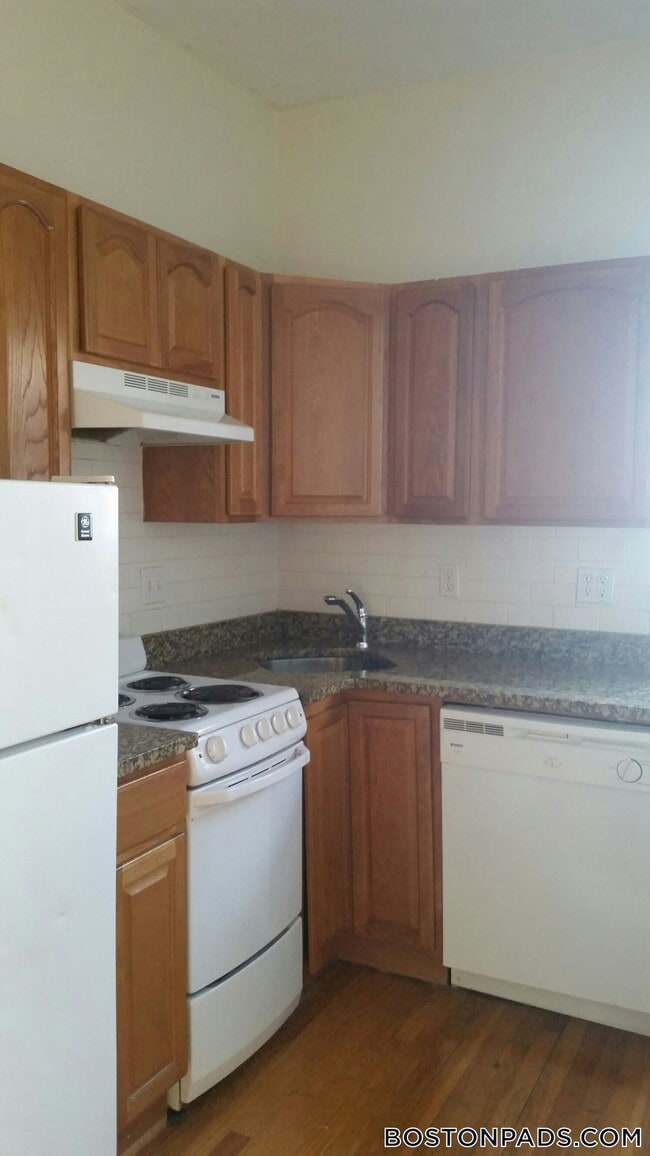 Foto del edificio - 41 Bay State Rd