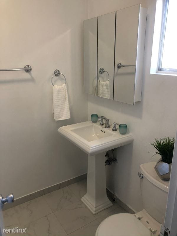Primary Photo - 2 br, 2 bath Apartment - 5228 Hermitage Ave
