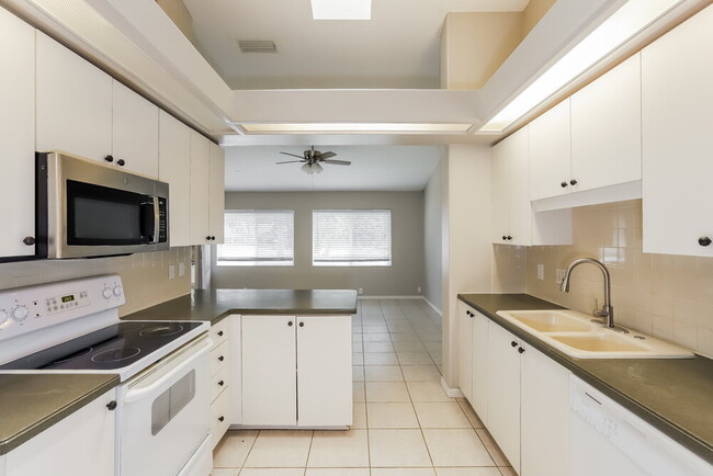 Foto del edificio - 6615 Oakbrooke Cir