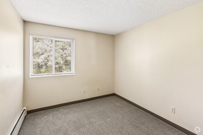 2BR, 1BA - 825SF - Bedroom - Centre Square Apartments