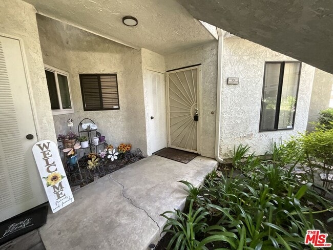 Building Photo - 9 Willowcrest Ln