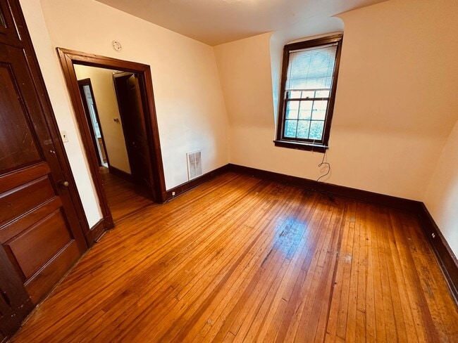 Building Photo - Convenient Downtown Apartment