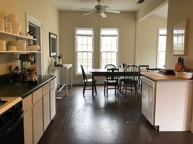 Foto del edificio - Two Bedroom Cozy House!