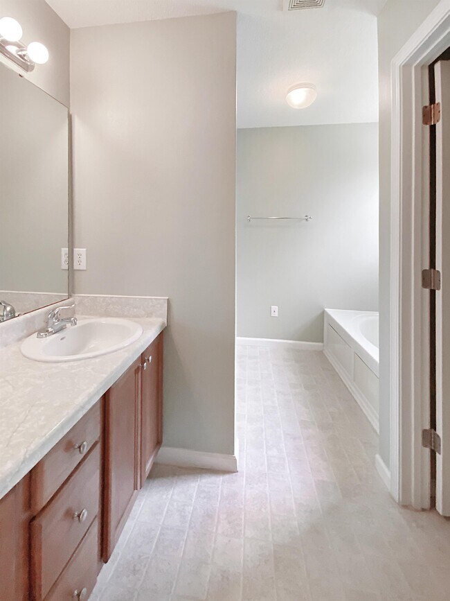 Building Photo - 208 Willow Valley Way
