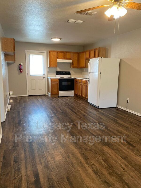 Building Photo - 705 Miracle Ln