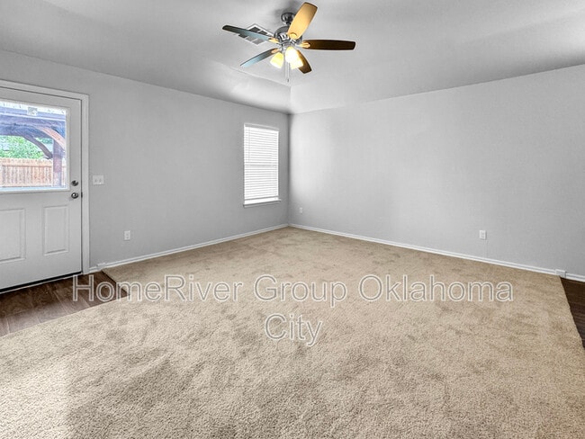 Building Photo - 10201 Hidden Village Dr
