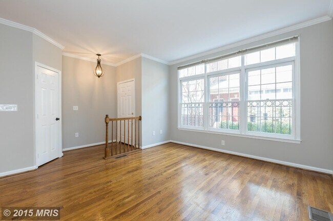 Building Photo - 1503 N Colonial Terrace