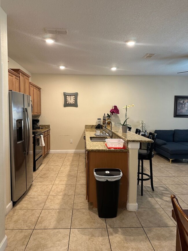 Building Photo - 4 bed 3 bath FULLY FURNISHED in Beautiful ...