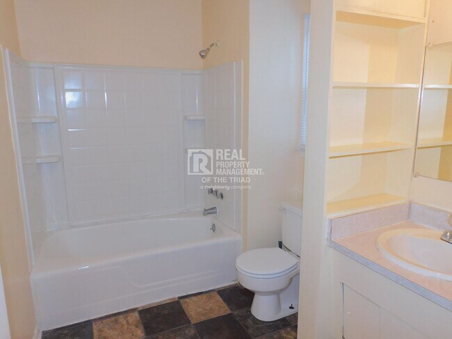 Building Photo - 4BR/2BA Home off Four Season Blvd w/ fence...