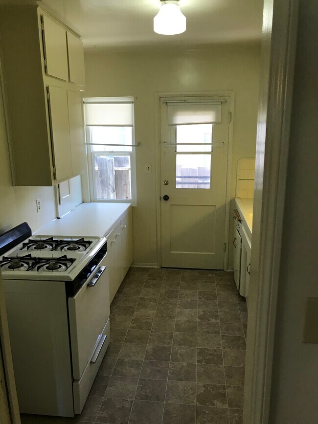 Building Photo - 3643 Stancrest Dr