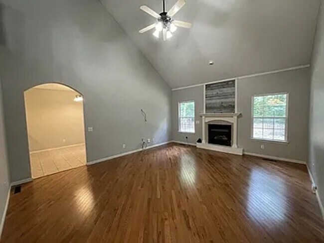 Foto del edificio - Here is your chance for a fancy 4 bedroom,...