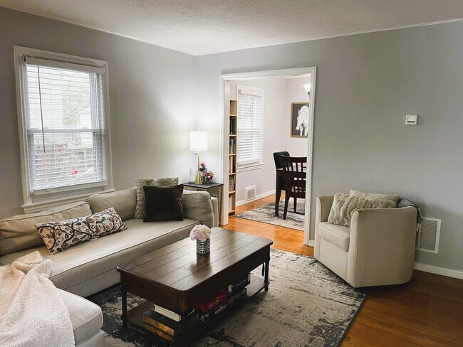 Foto del edificio - 2702 Farmington Dr