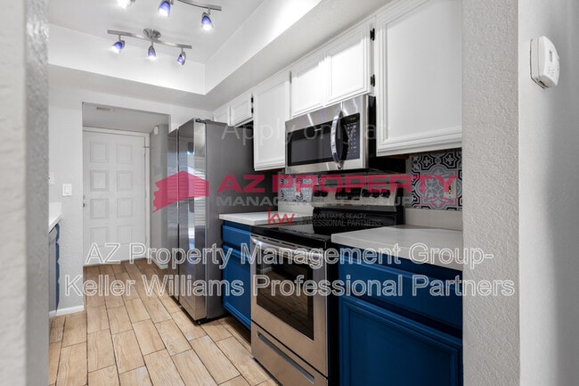 Building Photo - 938 E Villa Maria Dr