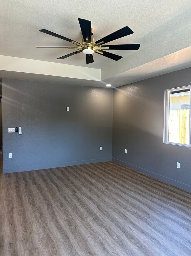Building Photo - 3 Bedrom 2 Bath Duplex Fully Renovated