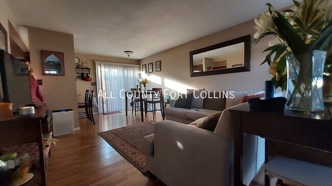 Foto del edificio - 3024 Ross Dr