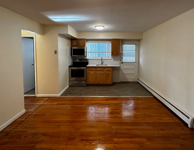 Kitchen + dining space with new stainless steel appliances and access to the backyard - 2892 Coddington Ave