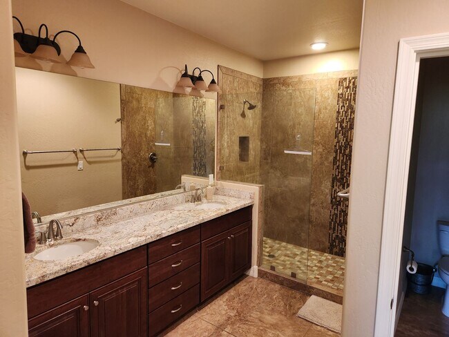 Foto del edificio - Coming in July!    stunning Switzer Canyon Townhome
