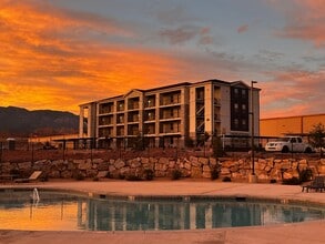 Building Photo - 290 Lone Rock Dr