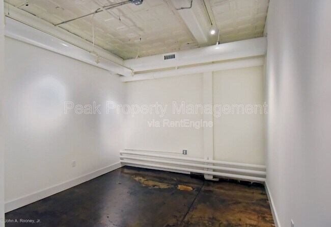 Building Photo - 132 N Sycamore St