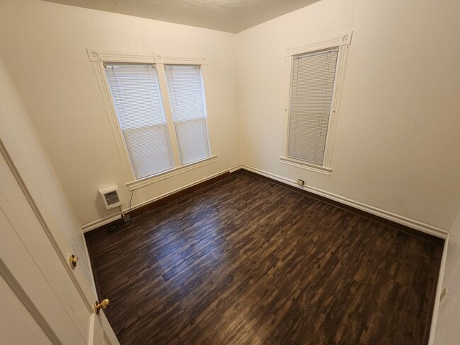 Building Photo - 620 NE Maple St