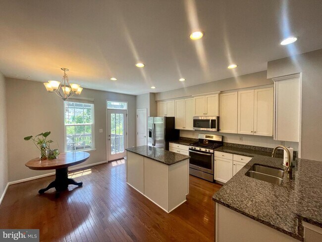 Building Photo - 143 Streamview Dr