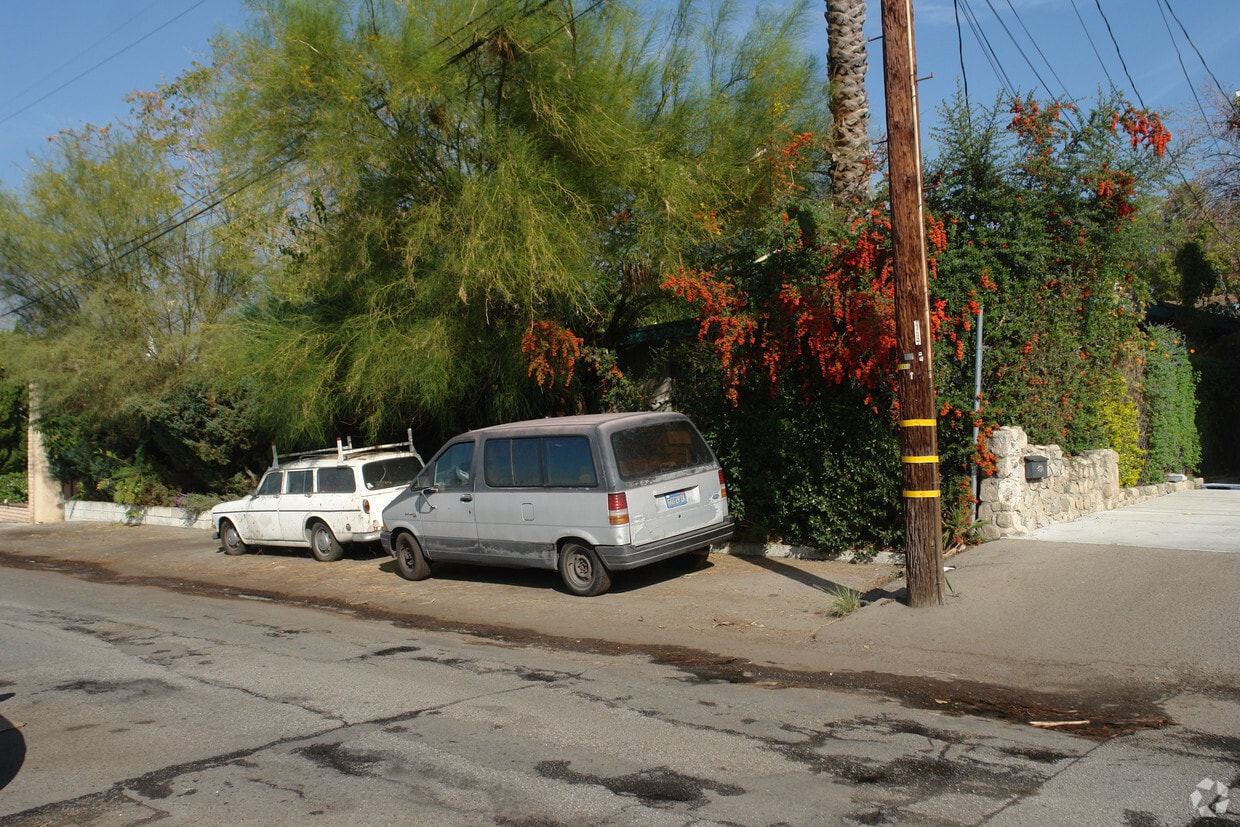 Building Photo - 10438 Scoville Ave