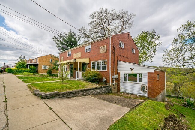 Foto del edificio - AVAILABLE JUNE 1ST! Fully UPDATED 3-bedroom townhouse in Overbrook!