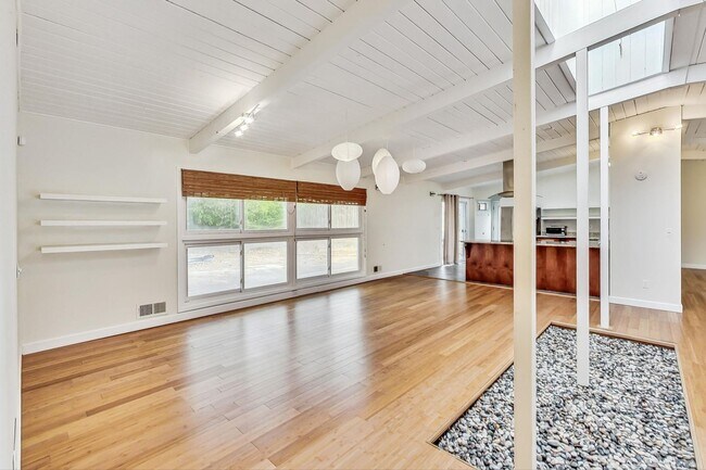 Foto del edificio - Single Story Contemporary Ranch off Pleasa...