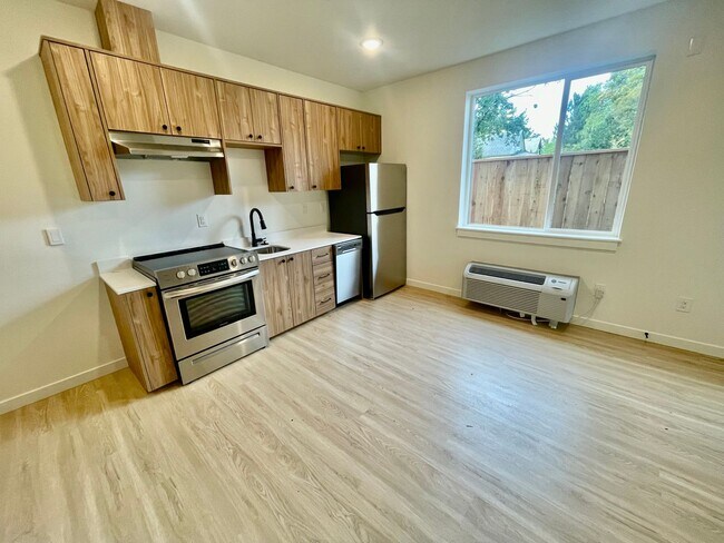 Building Photo - Multnomah Multiplex - 1/2 MONTH FREE RENT!