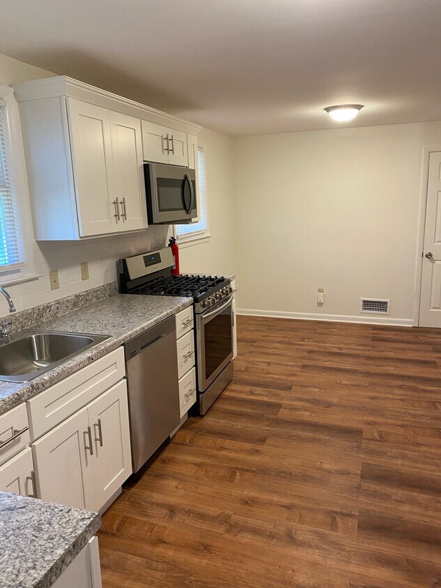 Foto principal - 667 E 7th St
