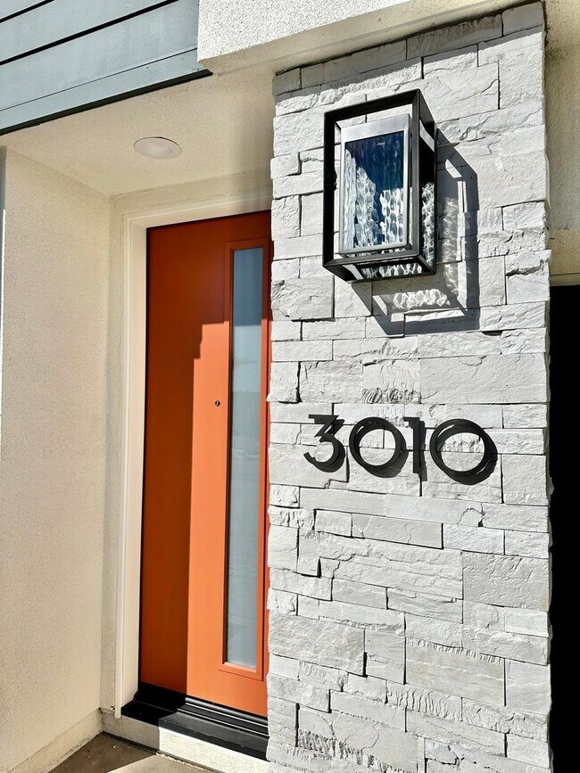 Foto del edificio - Brand New Townhome Overlooking Mission Valley