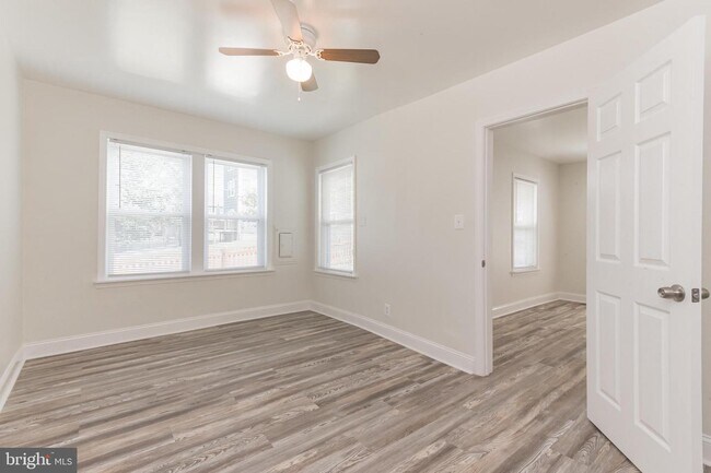 Building Photo - 4415 Jay St NE