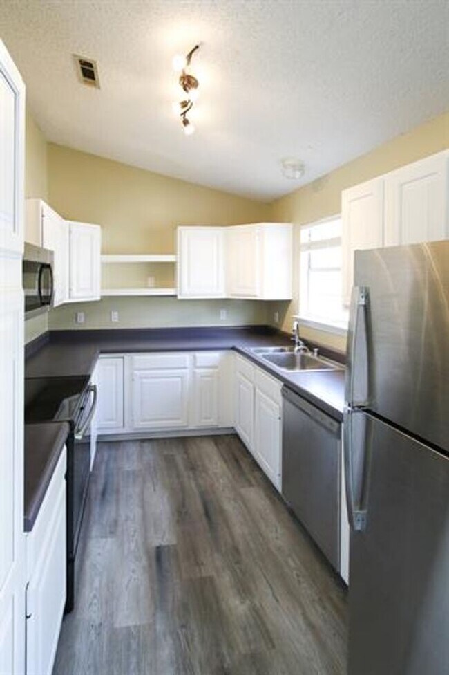 Building Photo - Spacious duplex in Fayetteville!