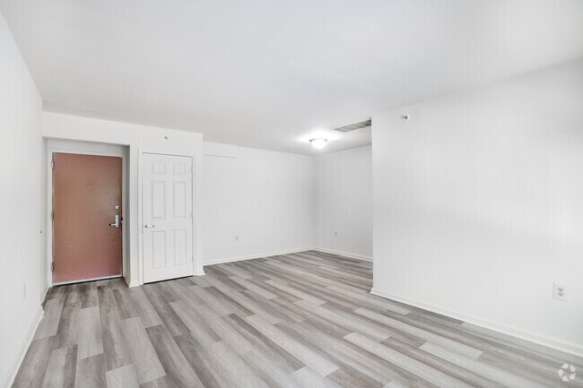 3 habitaciones, 1.5 baños - 878 pies cuadrados - Sala de estar y comedor - Highland Terrace Apartments