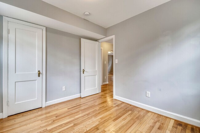 Foto del edificio - 8307 Roanoke Ave