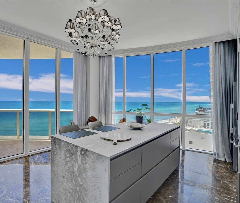 Foto principal - 15901 Collins Ave