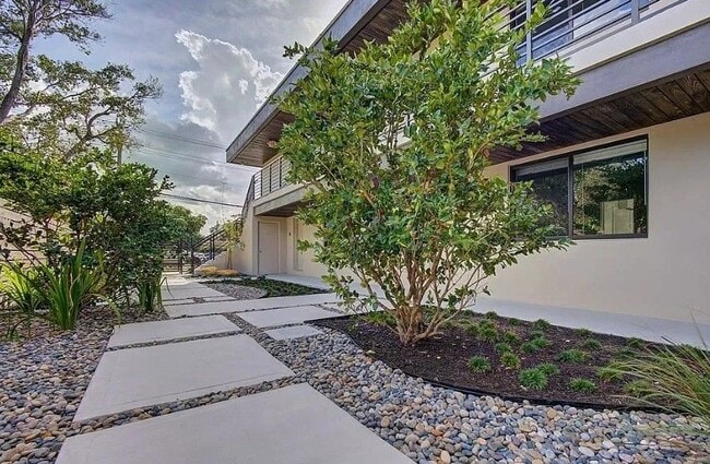 Building Photo - 1273 NE 38th St