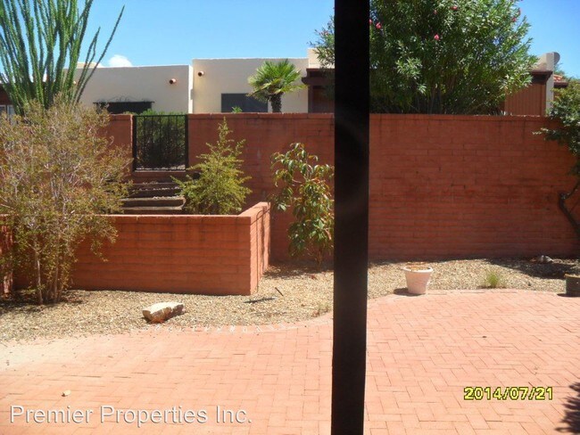 Building Photo - 1501 W Calle Mendoza