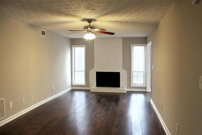 Foto del edificio - 9400 Roberts Dr